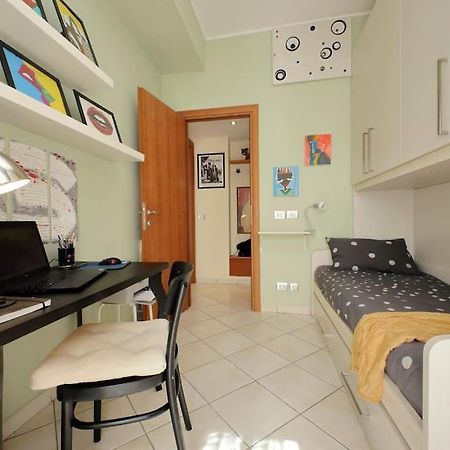Relax Rome With 2 Balconies - 2 Bedroom Flat, 3Rd Floor With Lift, High Comfort, Quite, A Walk From Urban Train Station Gemelli And Metro A Stops Battistini & Cornelia Connecting To Center In 20 Minutes, 2 Steps From Bus Stop, Cycle Path, Groceries Exterior foto