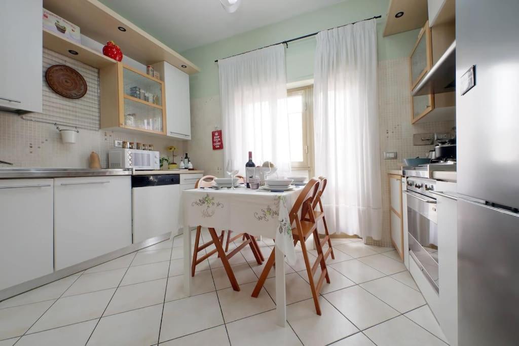 Relax Rome With 2 Balconies - 2 Bedroom Flat, 3Rd Floor With Lift, High Comfort, Quite, A Walk From Urban Train Station Gemelli And Metro A Stops Battistini & Cornelia Connecting To Center In 20 Minutes, 2 Steps From Bus Stop, Cycle Path, Groceries Exterior foto