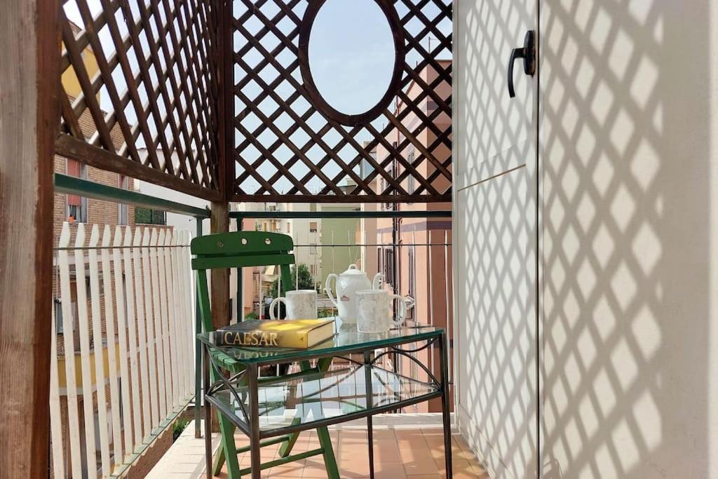 Relax Rome With 2 Balconies - 2 Bedroom Flat, 3Rd Floor With Lift, High Comfort, Quite, A Walk From Urban Train Station Gemelli And Metro A Stops Battistini & Cornelia Connecting To Center In 20 Minutes, 2 Steps From Bus Stop, Cycle Path, Groceries Exterior foto