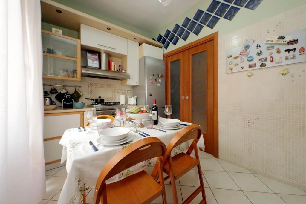 Relax Rome With 2 Balconies - 2 Bedroom Flat, 3Rd Floor With Lift, High Comfort, Quite, A Walk From Urban Train Station Gemelli And Metro A Stops Battistini & Cornelia Connecting To Center In 20 Minutes, 2 Steps From Bus Stop, Cycle Path, Groceries Exterior foto